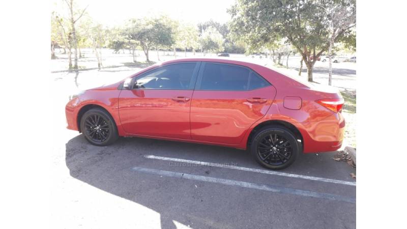 TOYOTA - COROLLA - 2016/2017 - Vermelha - Sob Consulta